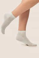 Ażurowe skarpetki damskie Gabriella SW087 z delikatnym prążkiem w kolorze jasnoszarym, rozmiar 35/38 #extras_light grey